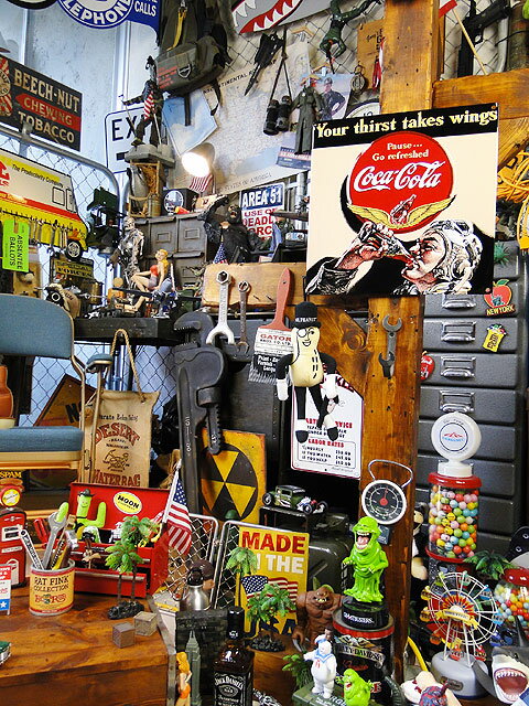 楽天市場 コカ コーラのエンボスティンサイン アヴィエイターマン コカコーラグッズ 雑貨 グッズ ブランド Coca Cola アメリカ雑貨 アメリカン雑貨 コーラ インテリア 壁面装飾 装飾 飾り ディスプレイ 内装 ウォールデコレーション コーラ レトロ ポスター