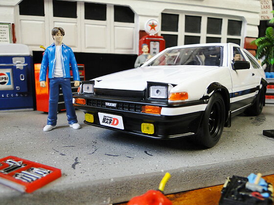 楽天市場 Jada 頭文字d トヨタ トレノ Ae86 藤原とうふ店仕様のダイキャストモデルカー 1 24スケール 藤原拓海フィギュア付き ミニカー アメ車 アメリカ雑貨 アメリカン雑貨 アメリカ 雑貨 インテリア こだわり派が夢中になる人気のアメリカ雑貨屋 アメリカ雑貨
