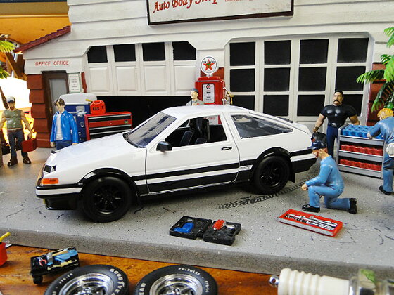 楽天市場 Jada 頭文字d トヨタ トレノ Ae86 藤原とうふ店仕様のダイキャストモデルカー 1 24スケール 藤原拓海フィギュア付き ミニカー アメ車 アメリカ雑貨 アメリカン雑貨 アメリカ 雑貨 インテリア こだわり派が夢中になる人気のアメリカ雑貨屋 アメリカ雑貨
