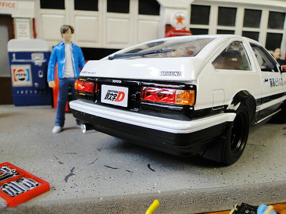 楽天市場 Jada 頭文字d トヨタ トレノ Ae86 藤原とうふ店仕様のダイキャストモデルカー 1 24スケール 藤原拓海フィギュア付き ミニカー アメ車 アメリカ雑貨 アメリカン雑貨 アメリカ 雑貨 インテリア こだわり派が夢中になる人気のアメリカ雑貨屋 アメリカ雑貨