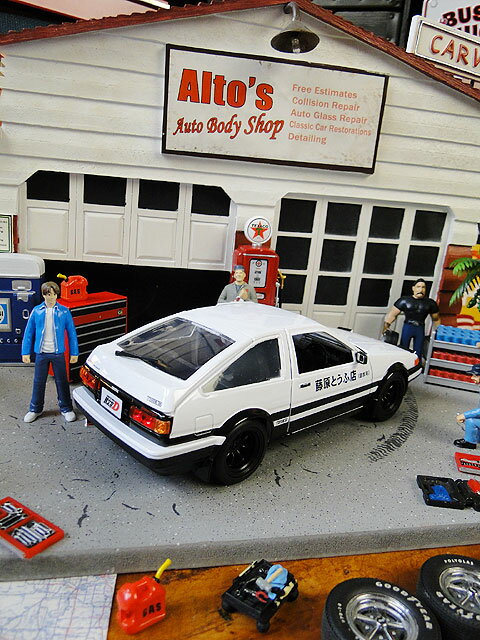 楽天市場 Jada 頭文字d トヨタ トレノ Ae86 藤原とうふ店仕様のダイキャストモデルカー 1 24スケール 藤原拓海フィギュア付き ミニカー アメ車 アメリカ雑貨 アメリカン雑貨 アメリカ 雑貨 インテリア こだわり派が夢中になる人気のアメリカ雑貨屋 アメリカ雑貨