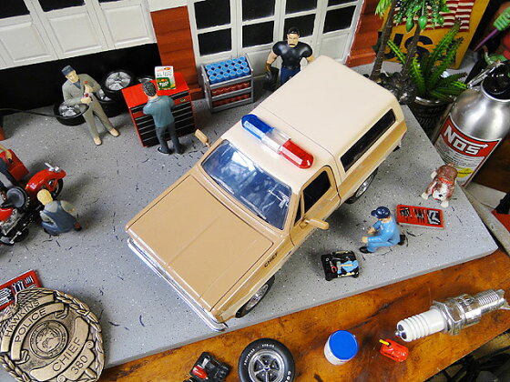 楽天市場 Netflixドラマ ストレンジャーシングス ホッパー署長の1980年シボレー ブレイザーポリスカーのダイキャストモデルカー 1 24スケール ポリスバッジ付属 アメリカ雑貨通販キャンディタワー