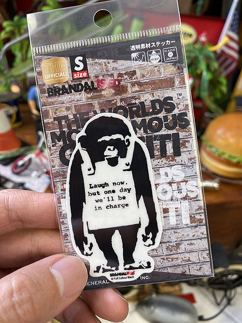 楽天市場 バンクシーのストリートアート オフィシャルステッカー ラフナウ モンキーサイン アメリカ雑貨通販キャンディタワー