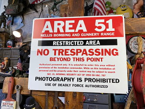 エリア51 警告看板 アルミサインボード アメリカン雑貨 アメリカ雑貨 ミリタリーグッズ ミリタリー雑貨 サバイバルゲーム サバゲー おしゃれ かっこいい ショップインテリア