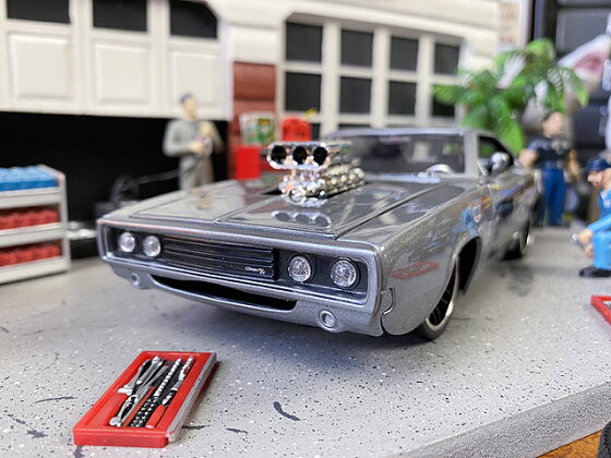 楽天市場 Jada 1970年ダッジ チャージャーr T スーパーチャージャー搭載モデルのダイキャストミニカー 1 24スケール ガンメタ アメリカ雑貨通販キャンディタワー