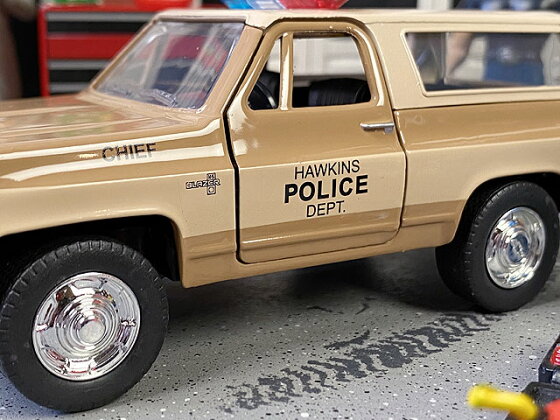 楽天市場 Netflixドラマ ストレンジャーシングス ホッパー署長の1980年シボレー ブレイザーポリスカーのダイキャストミニカー 1 32スケール アメリカ雑貨通販キャンディタワー