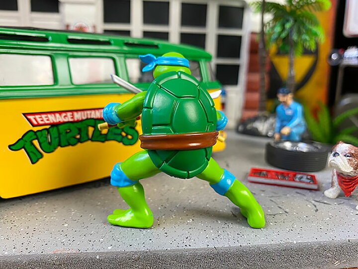 楽天市場 Jada アニメ ティーンエイジ ミュータント ニンジャ タートルズ 1962年ワーゲンバスのダイキャストミニカー レオナルドのフィギュア付き 1 24スケール アメリカ雑貨通販キャンディタワー
