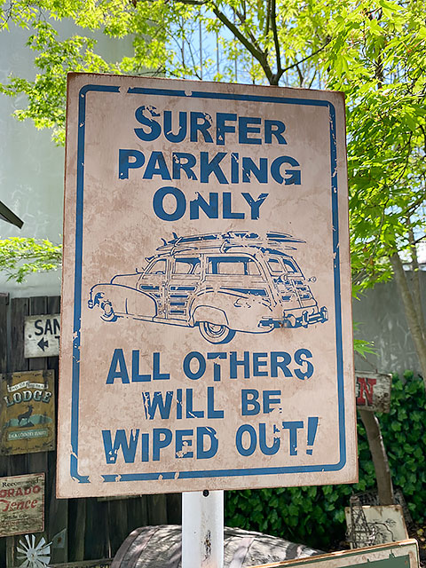 ハワイの道路標識のウッドサイン サーファー専用駐車場 マーケット 入手困難