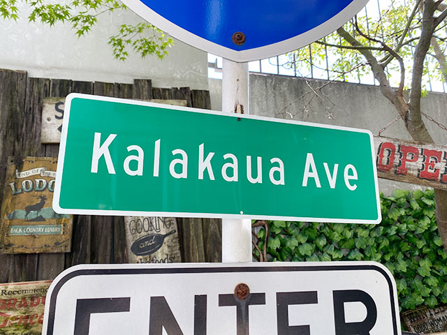ハワイ　カラカウア通りのストリートサイン