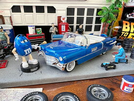 Jada　m&m's　ブルー　1956年　キャデラック　エルドラド　ダイキャストミニカー　1/24スケール　（ブルーのフィギュア付き）