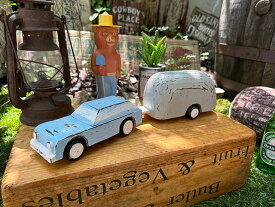 水色のワゴン車+エアストリーム　キャンピングトレーラー　木彫り人形　ウッドカービング
