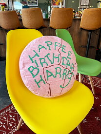 ハリーポッター　ハリーの誕生日　ハグリッド特製　バースデーケーキ　ダイカット　クッション　ゴブラン織り