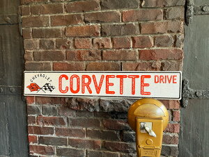 シボレー コルベット ドライブ ストリートサイン (CORVETTE DRIVE) エンボス ティンサイン ブリキ看板 アメリカン雑貨 アメリカ雑貨 グッズ おしゃれ かっこいい ガレージ雑