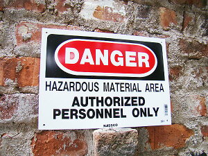 �A�����J�̃f���W���[�T�C���{�[�h�@�iAUTHORIZED PERSONNEL ONLY�@HAZARDOUS MATERIAL AREA�j�@�Ŕ@�A�����J���G�݁@�A�����J�G�݁@�O�b�Y