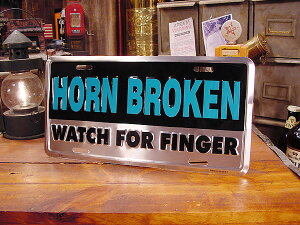 ホーンがブッ壊れてるからオレの指を見な! ライセンスプレート アメリカン雑貨 アメリカ雑貨 グッズ