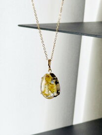 感謝と思いやりを、そっと胸元に宿して。今日という一日をやさしく彩る、ミモザ・ドロップ・ネックレス mimosa アカシア ドラフラワー 本物 ボタニカル お花 レジン 樹脂 アジャスター付き 長め ハンドメイド おしゃれ 無料ラッピング アクセサリー ペンダント 一粒 シンプル