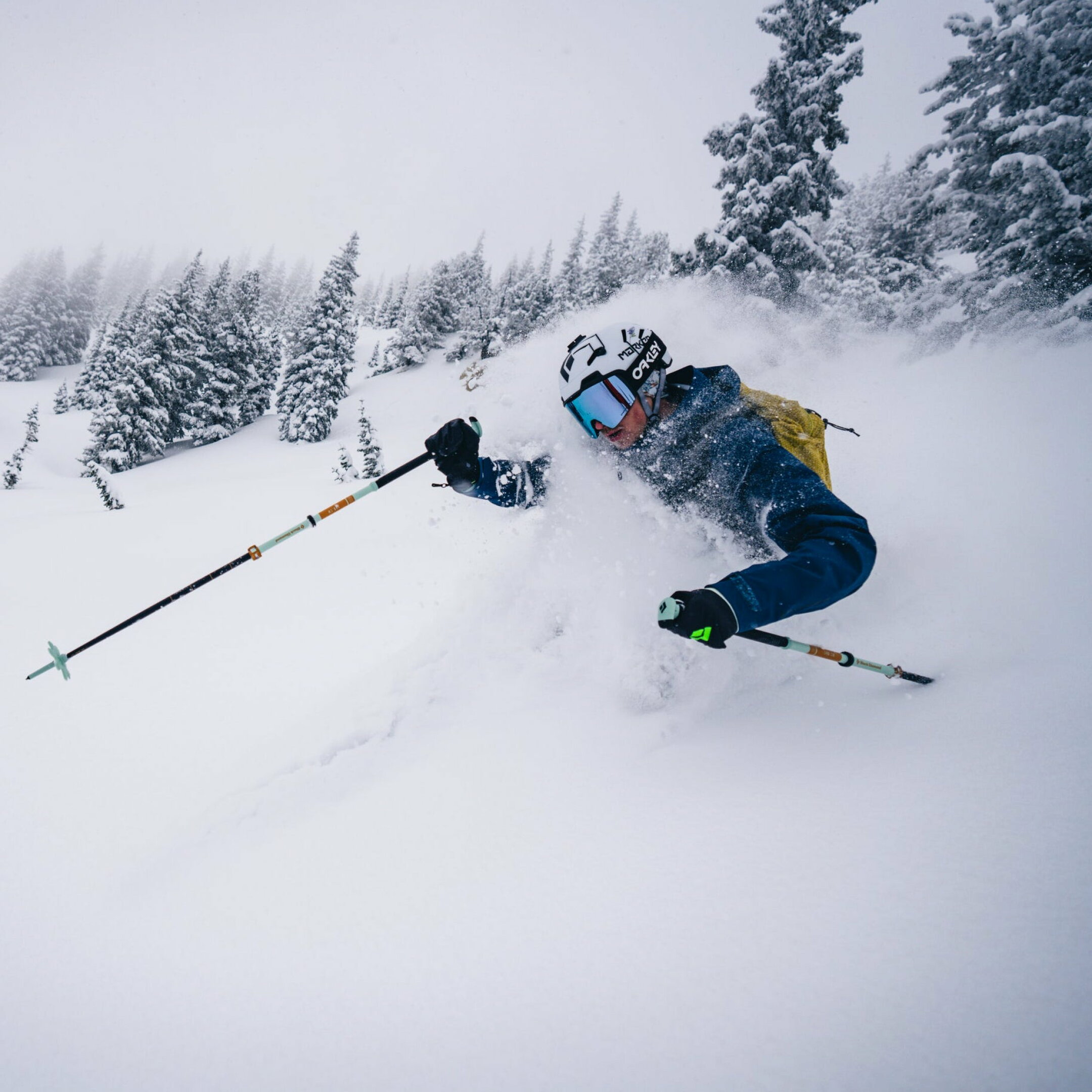 濡れても暖かいフーディは、ハイキングやクライミング、ツーリングに最適。  アトム フーディは、どのジャケットを着るべきか迷った時に最適なソリューション。