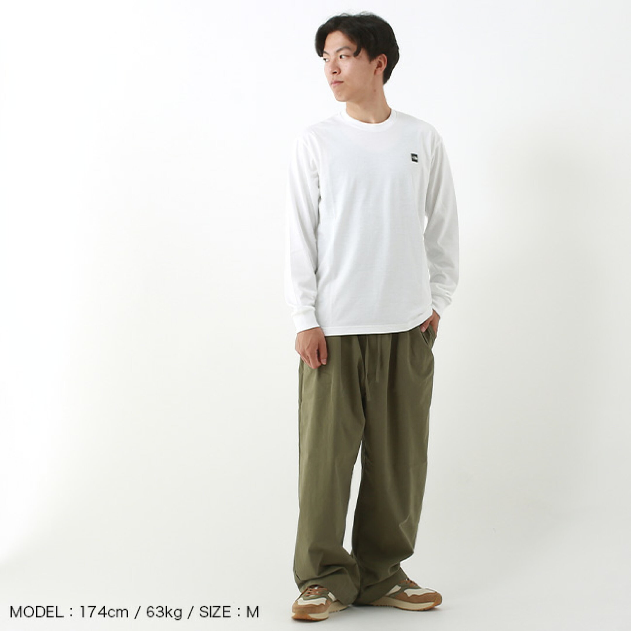 速乾性のあるリサイクルポリエステルと風合いのよいコットンを混紡した、ニット素材の長袖Tシャツ。  コットンライクな生地で、しなやかな着心地です。  左胸に配置した小さなスクエアロゴが、デザインのアクセントになっています。