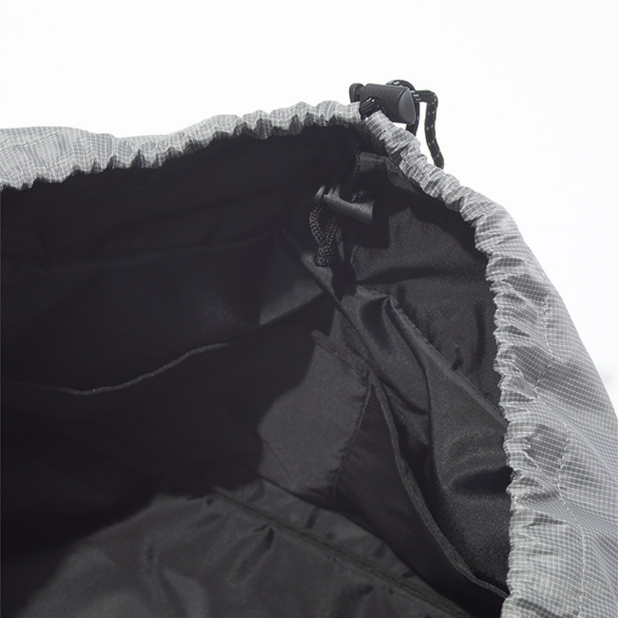 アパレルやバッグ、テント、アウトドア用品、カーアクセサリーなど幅広い用途に適しており、環境への配慮も考慮された素材です。  リップストップナイロンとオックスフォード生地を採用し、耐引裂性やしわになりにくい特性を備えています。  扱いやすい中程度の重量で