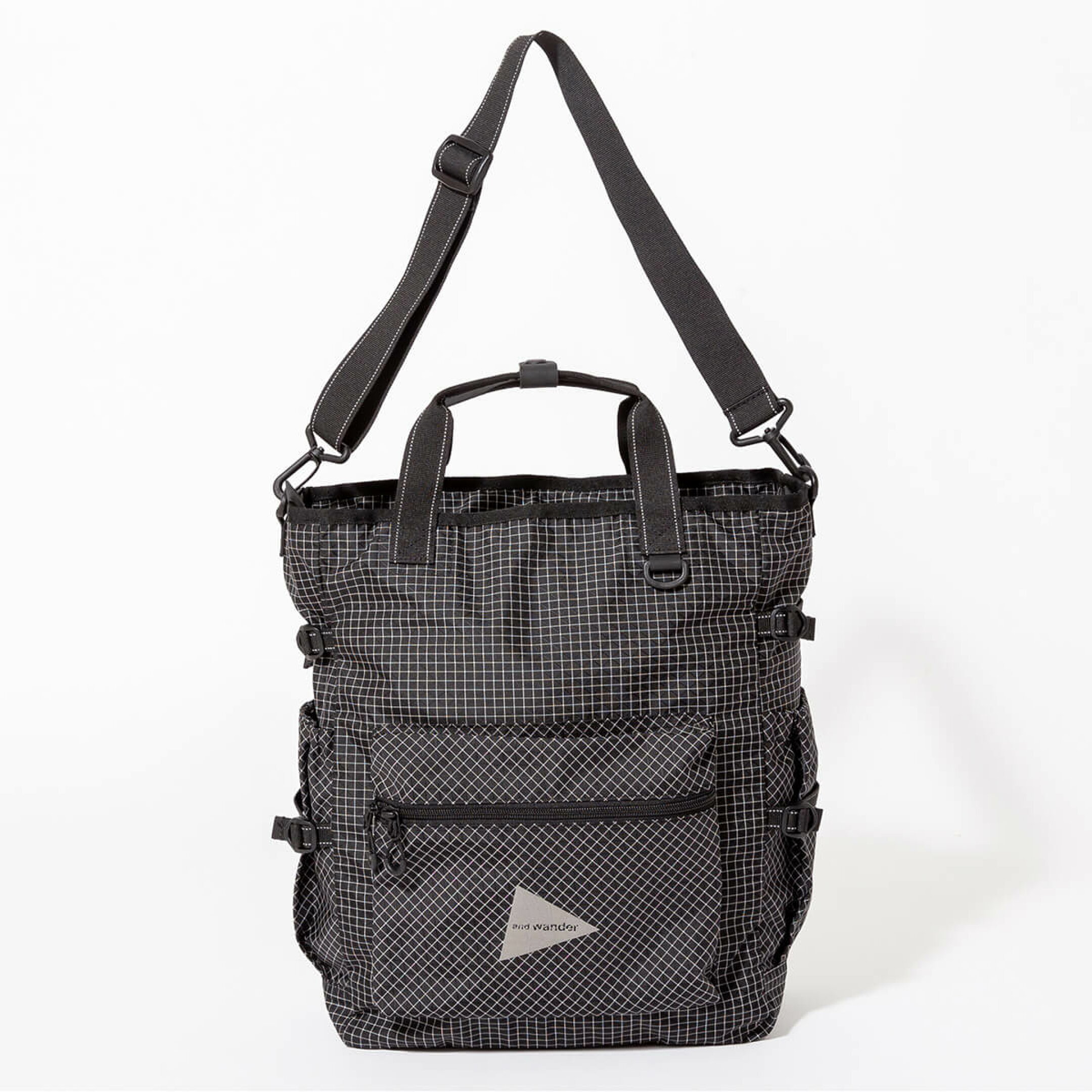 3D mesh 2way tote bagをリップストップ生地で別注しました。 リップストップ生地は丈夫で軽く、撥水性にも長けた高機能な生地です。