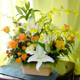 誕生日 結婚 記念日 白ユリとオレンジバラのフラワーアレンジメント 法人用 ビジネス 開店出演祝い花