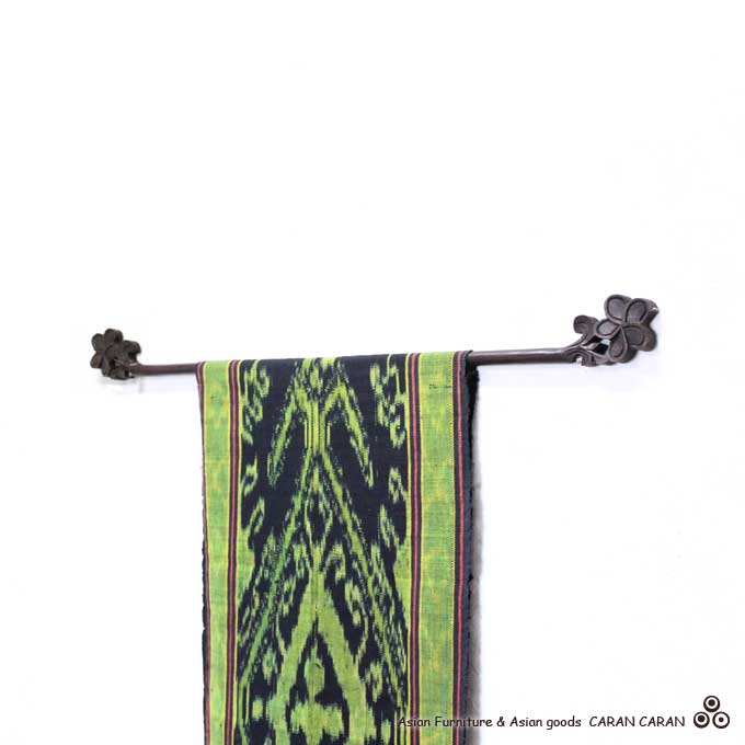 ファブリク イカット 布を飾る 木製ハンガー バリ風 壁飾り イカットハンガー プルメリア彫刻 80cm アジアン 木彫り 安心と信頼