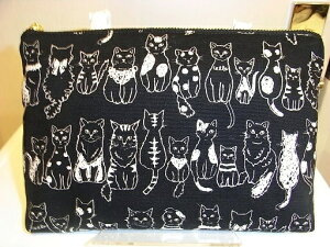 移動ポケットポーチサイズマスクを入れたりスマホを入れたり眼鏡を入れたり毎日、使う小物が入ります。ポケットが付いていないトートバックの内ポケットにおすすめです。クリップがは