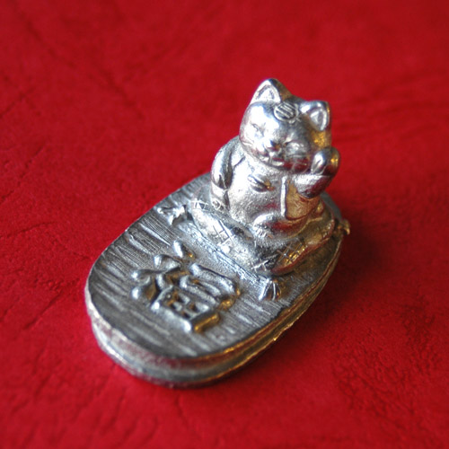 並行輸入品 福を呼ぶ 招き猫の箸置き 小判付 ブランド品 ハンドメイド錫製箸置 福小判 錫 猫雑貨