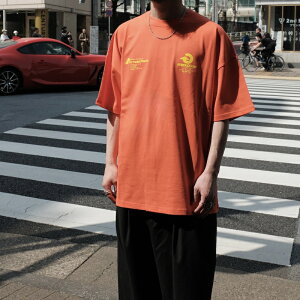 ARNOLD PARK STUDIOS / COMPUTER MARKETING LOGO SHORT SLEEVE 2 BLAZE ORANGE 25SS ��������
