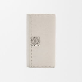 ロエベ LOEWE 2025秋冬レディース アナグラム キーケース（ペブルグレインカーフ）【ライトゴースト 】【送料無料】【正規品】
