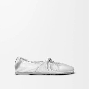 ���G�x LOEWE 2026�t�ă��f�B�[�X Pebble Soft ballerina in laminated nappa lambskin �p���v�X�y�V���o�[ �z�y���������z�y���K�i�z