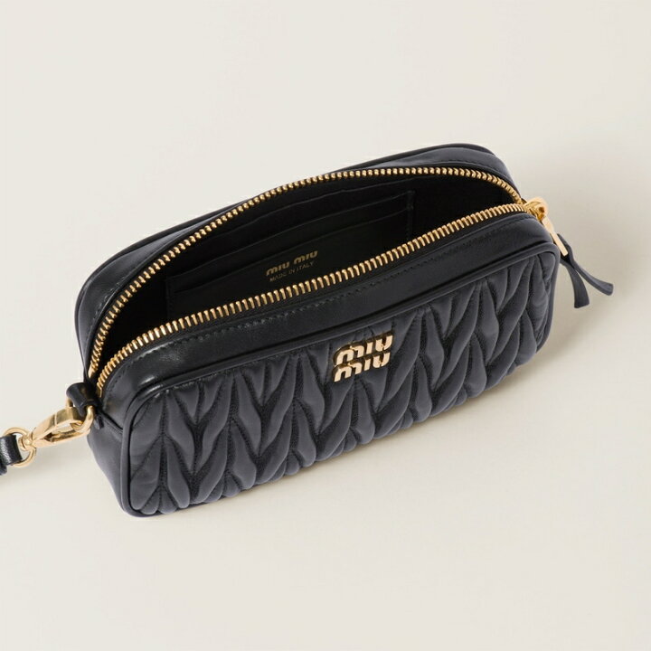 miumiu マテラッセレザーポーチ黒 - ポーチ