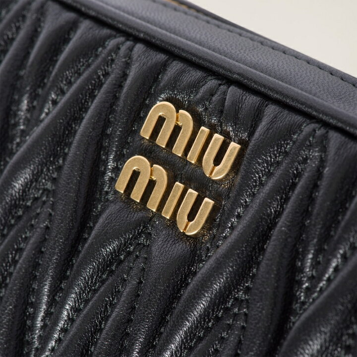 miumiu マテラッセレザーポーチ黒 - ポーチ