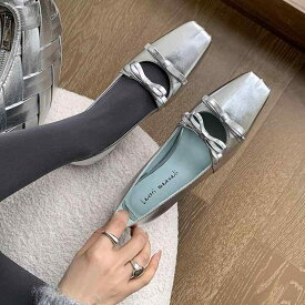 レディース パンプス シルバー ダブルリボン インヒール エナメル 羊革 浅め フレンチ レトロ 上品 きれいめ 大人可愛い 脚長効果 結婚式 パーティー お呼ばれ 疲れにくい 楽ちん 春
