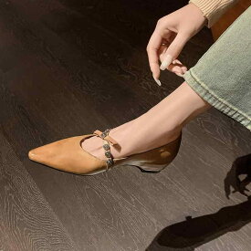 レディース パンプス 本革 インヒール ポインテッドトゥ ストラップ メタルパーツ 上品 通勤 高見え きれいめ 脚長効果 スタイルアップ オフィス フレンチ 浅め 痛くない 疲れにくい 柔らかい 美脚 走れる 脱げにくい 仕事 ビジネス シンプル
