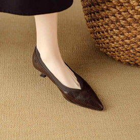 レディース パンプス 羊革 本革 ラムレザー ポインテッドトゥ Vカット ミドルヒール ピンヒール 柔らかい 履きやすい 上品 きれいめ 高見え 通勤 オフィス カジュアル フレンチ風 痛くない 疲れにくい 春 秋
