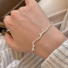 ブレスレット レディース 925シルバー 蝶結び シンプル クール風 インスタ風 百搭 手元アクセサリー 銀アクセ ファッション 日常使い ギフト向き 軽量 輝き スタイリッシュ モダン 洗練 アクセント コーディネート