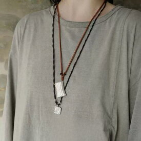 レディース 秋冬 編み込みネックレス 高級感 レトロ バスケットペンダント ニットチェーン セーターアクセサリー 復古デザイン 吊り下げチェーン 織物ジュエリー 女性用ネックレス 秋冬コーデ ペンダントチェーン 編み込みアクセ