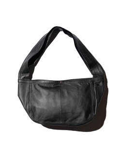 �ybukht / �u�t�g�zLEATHER NEWS PAPER BAG MEDIUM �r�v �V�[�v�X�L�� �j���[�X�y�[�p�[�o�b�O �V�����_�[�o�b�N �����Y ���f�B�[�X �u���b�N A4���[�� �p�\�R�� �ʋ΃o�b�N �ʊw�o�b�N