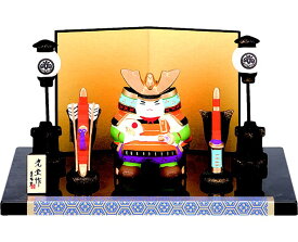 錦彩初陣飾り 576 瀬戸取寄 五月人形 5月人形 コンパクト ミニ おしゃれ オシャレ 兜 兜飾り 飾り台 単品 陶器 陶器製 鎧 大将 矢 剣 日の丸 インテリア 置物 置き物 人形