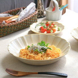 菊型クリーム釉 パスタボール 23.5cm 国産 美濃焼 8.0寸深皿 深鉢 煮物鉢 大鉢 ボウル ボール サラダボール カレー皿 チャーハン鉢 パスタ皿 クリーム 食器 器 皿 お皿 陶器