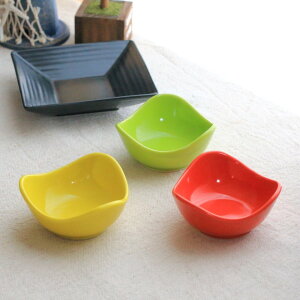 ポップなカラーの三角小鉢 8.5cm スーパーアウトレット 国産 美濃焼 小鉢 小付 箸休め ボウル ボール 赤 黄色 緑 お菓子入れ カフェ 器 お皿 皿 食器 陶器 磁器 陶磁器 シンプル おしゃれ オシ