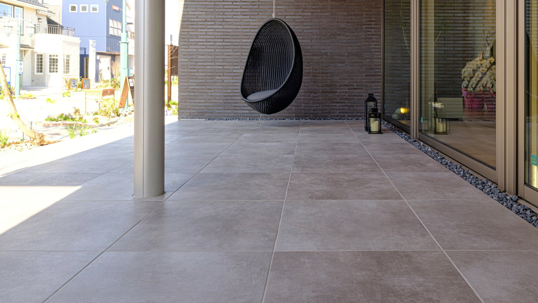 施工例：コンクリート調のグレー600角タイルのテラス使用例