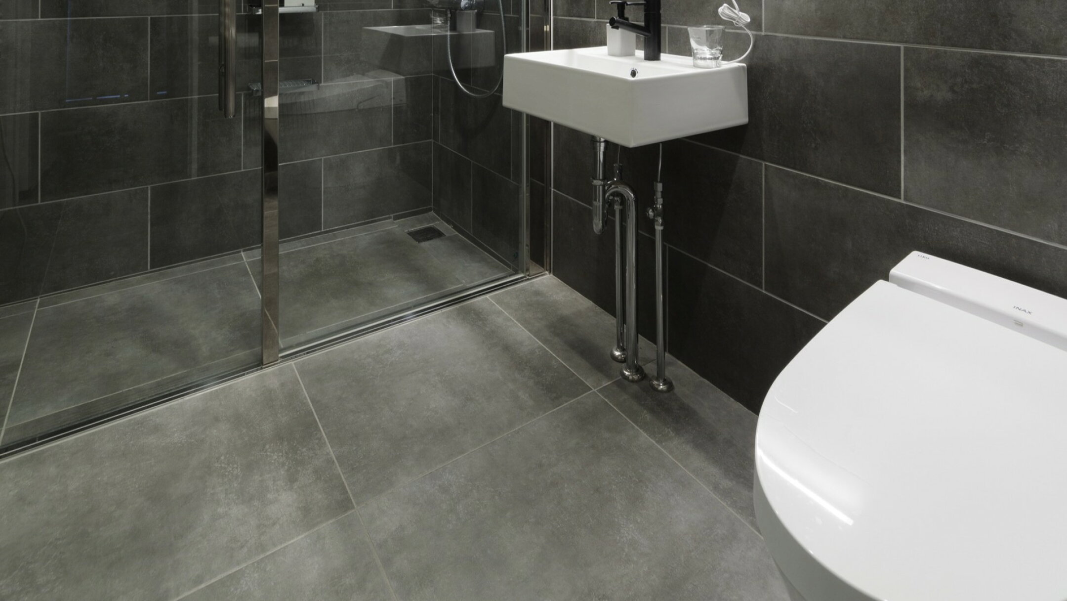 施工例：浴室の床に600角と壁に600×300角タイルを使用した例