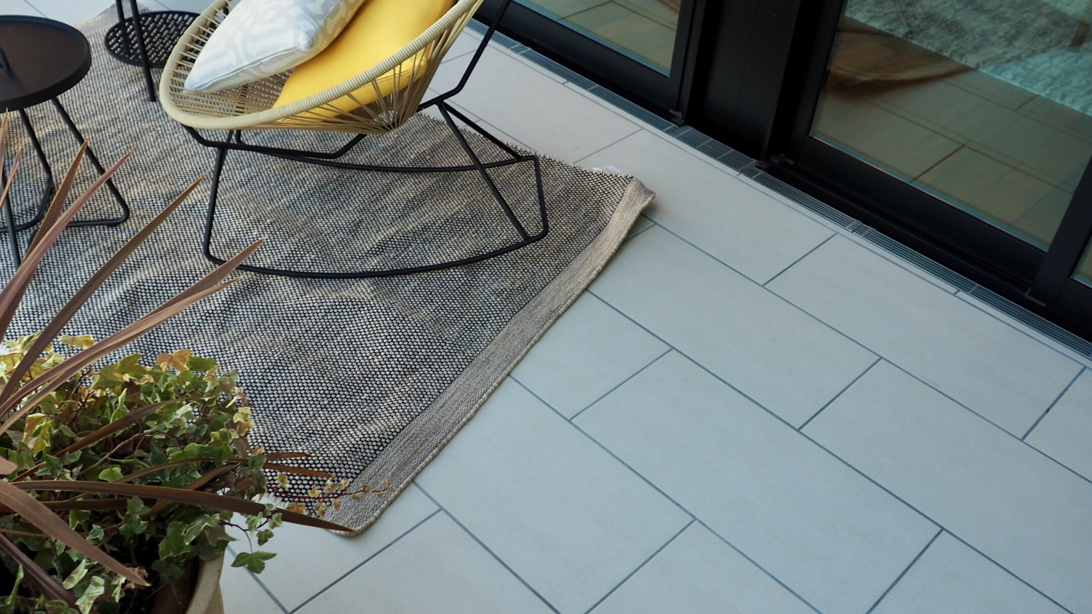 600×300角タイルのベランダの施工例