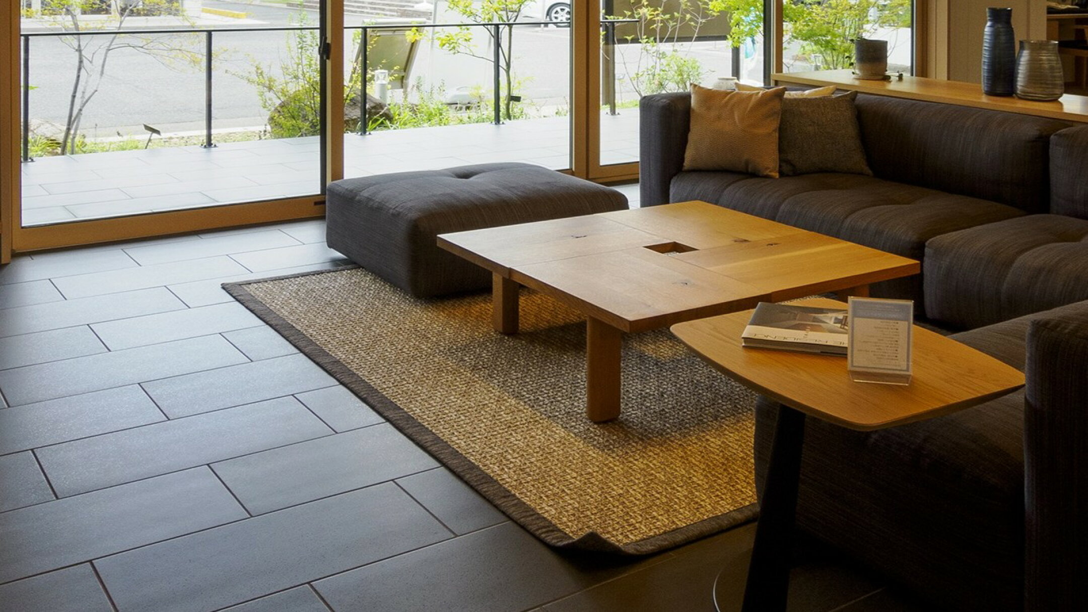 600×300角タイルのリビングの内床の施工例