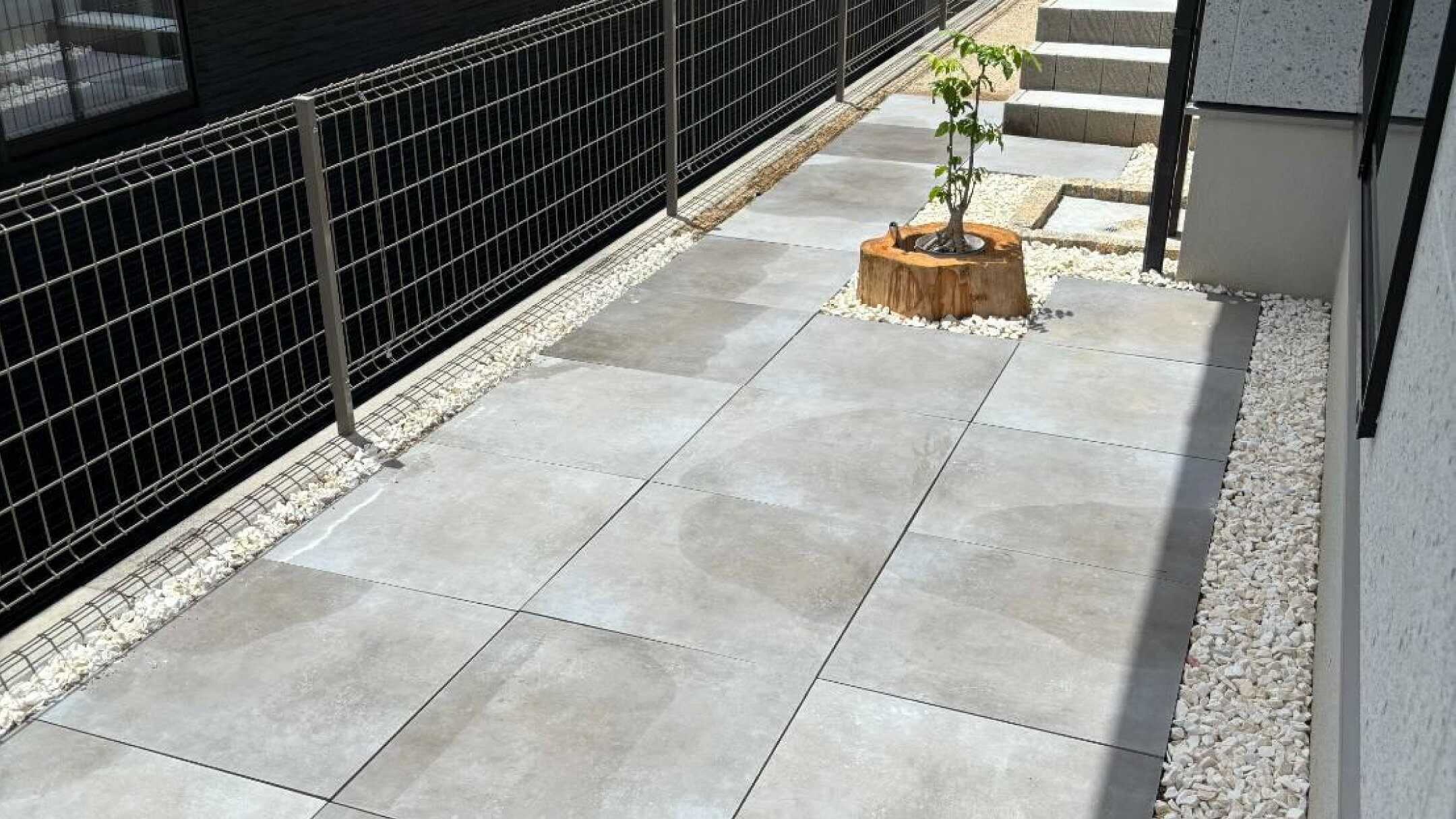 お庭の通路への「エクステリアレクション 舗石タイル ペルニ」施工例