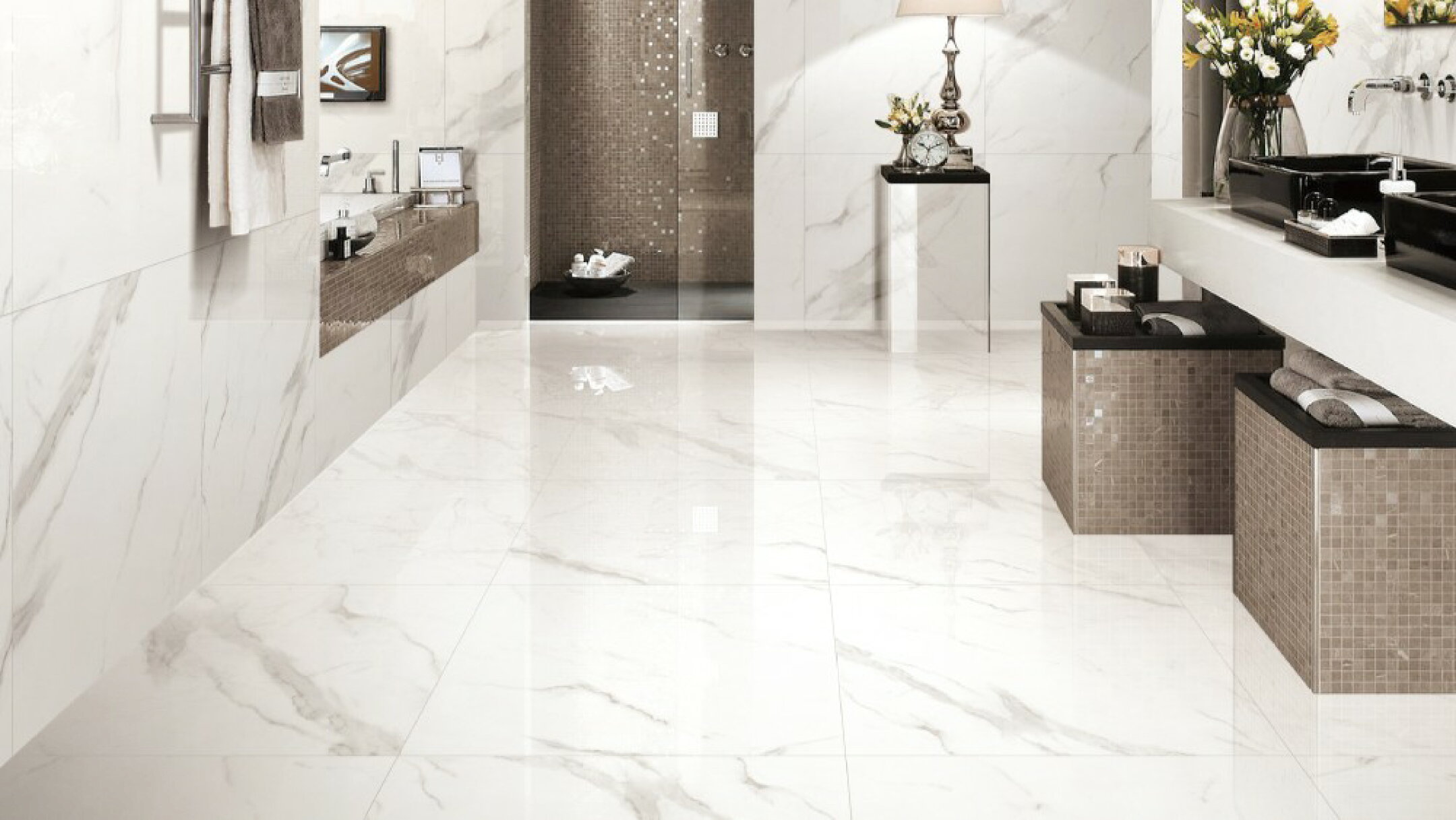 施工例：大理石調の白の600床磨きタイルのホテル洗面所での使用例