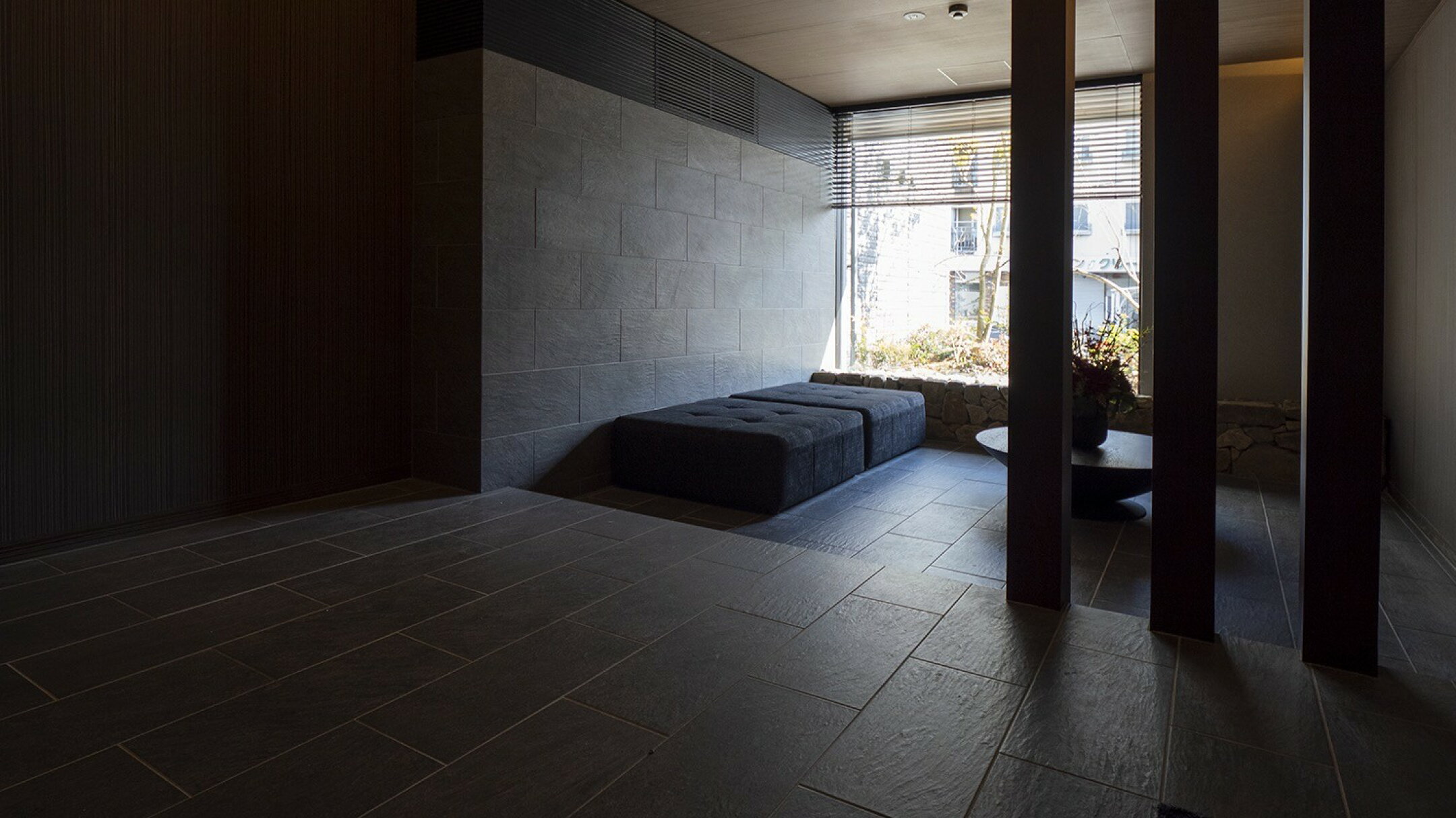 施工例：マンションエントランスの壁と床に600×300角タイルを使用した例