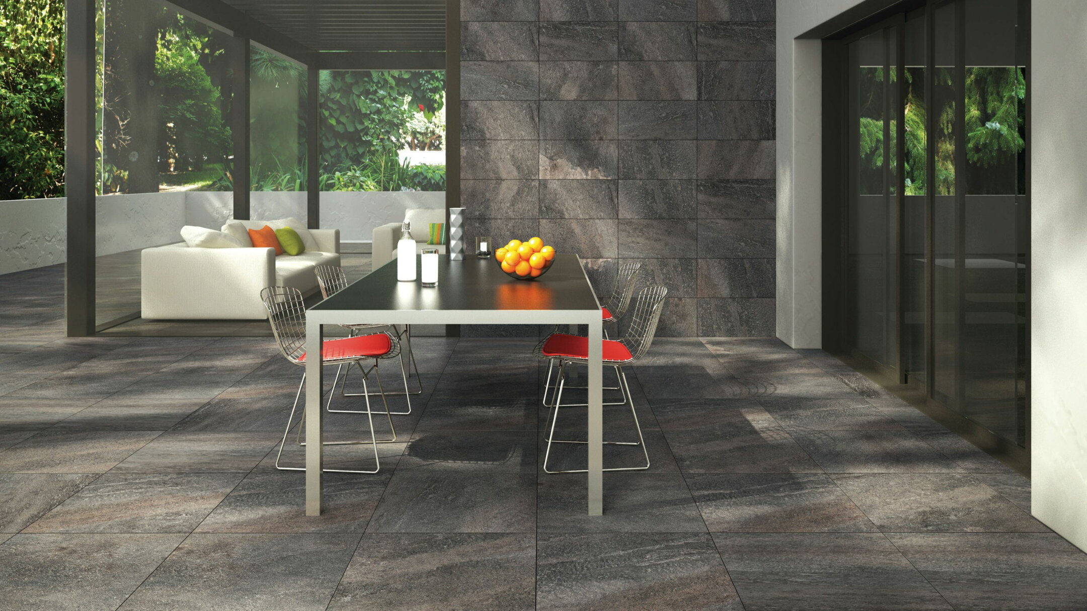 施工例：店舗の床に600角と壁に600×300角タイルを使用した例